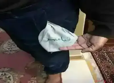 مواطن مصري يخرج بطانة جيب بنطلونه المكتوب عليها تحيا مصر دلالة على الفقر والإفلاس