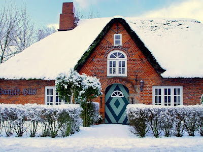 Aussenfoto Restaurant Wanlikhüs im Schnee mit schnebedecktem Dach und reichlich Schnee auf der Strasse
