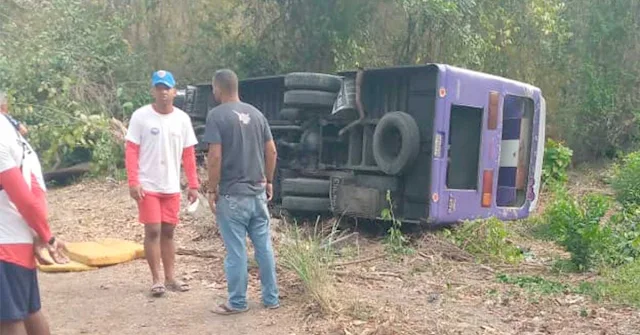 Un muerto y 10 heridos tras volcamiento de autobús vía Ocumare