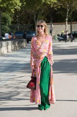 A combinação do vestido por cima da calça já apareceu nas passarelas e nos looks das fashionistas.