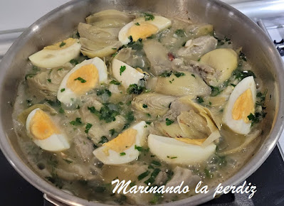 Alcachofas y huevos en salsa verde