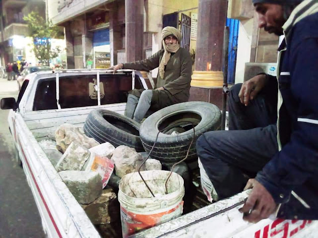 حملة رفع إشغالات أحجار وإطارات سيارات بشارع أسيوط سوهاج ومتفرعاته بحي شرق سوهاج.