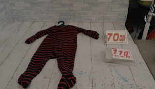 中古品　ベビー服　７０ｃｍ　ブラック×レッド　ボーダー　足カバー付き長袖カバーオール　１１０円