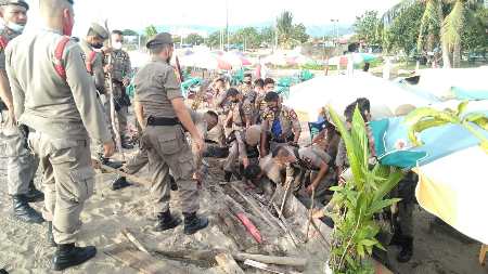 Pantai Muaro Lasak 'Disulap' Satpol PP Padang