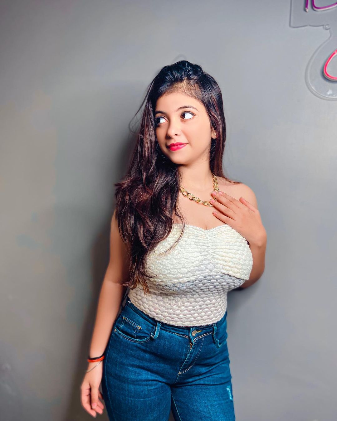 Riya Pandey hot and sexy looks