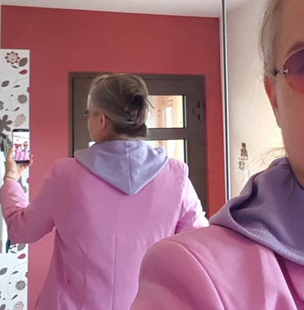 Herbsttrend 2021: Hoodie und Power Suit in Lavendel und Pink