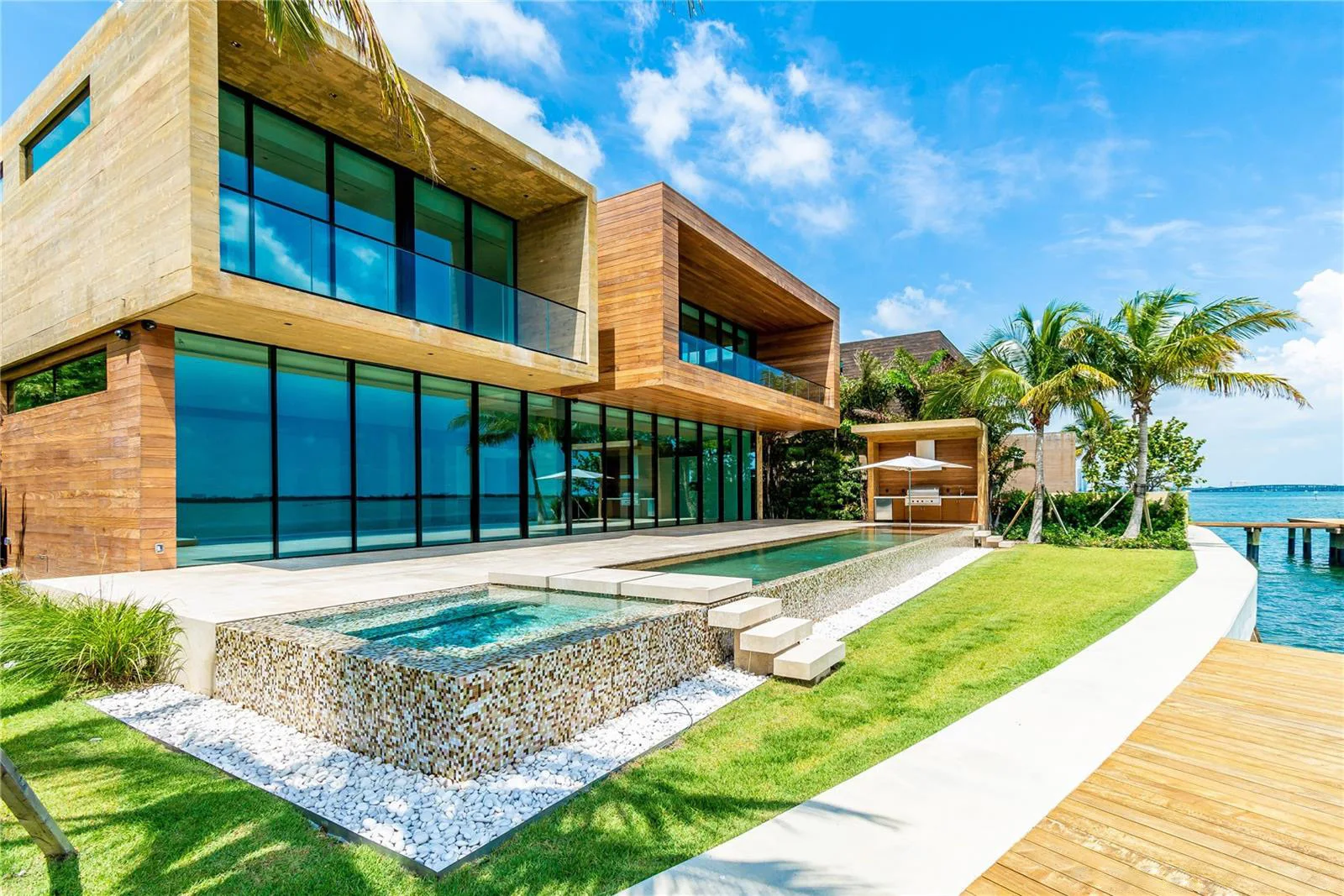 Waterfront Modern Villa in Miami Beach | Modern Villas