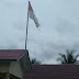 Bendera Negara, Berkibar Ditiang dengan Kondisi Sobek Dan Kusam 