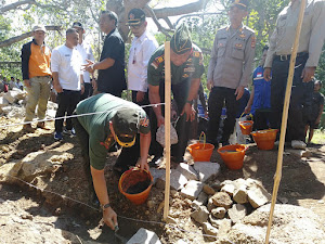Bersama Pejabat Bupati, Kasdim 1609/Buleleng Menghadiri Peletakan Batu Pertama Program Rumah Sederhana Terpadu