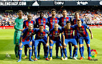 F. C. BARCELONA - Barcelona, España - Temporada 2016-17 - Ter Stegen, Mascherano, Umtiti, André Gomes, Busquets y Sergi Roberto; Messi, Neymar, Iniesta, Luis Suárez y Digne - VALENCIA C. F. 2 (Munir, Rodrigo) F. C. BARCELONA 3 (Messi 2, Luis Suárez) - 22/10/2016 - Liga de 1ª División, jornada 9 - Valencia, estadio de Mestalla - Un gol de penalty de Messi en el tiempo de descuento da la victoria al Barcelona en un partido marcado por la lesión de Iniesta en los minutos iniciales, que luego resultó menos grave de lo que parecía