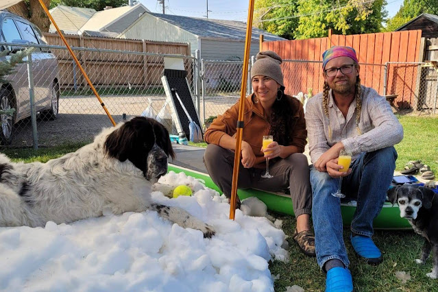 Хозяева исполнили последнее желание собаки, умирающей от рака, и достали для неё снег посреди осени