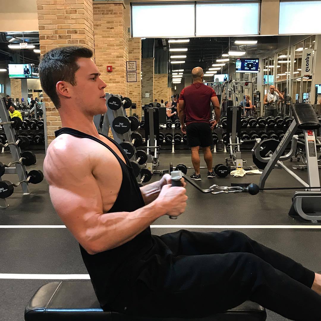 strong-sexy-men-gym-workout-cocky-straight-bro
