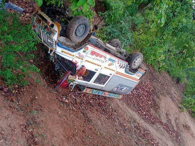 अनियंत्रित होकर पलटी सवारी गाड़ी, बाल-बाल बचा ड्राइवर,  excident 