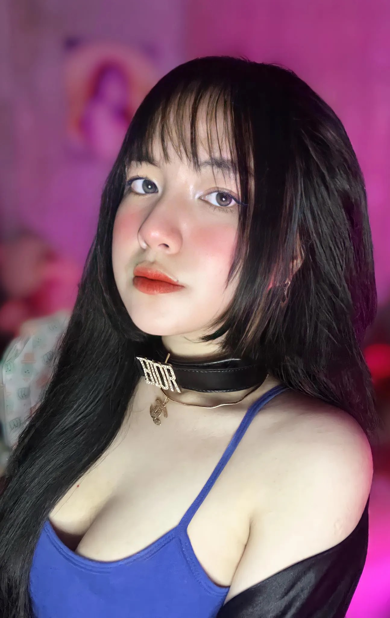 Trịnh Lê Thuỳ Dung tuy chỉ mới sinh năm 2002 sống tại Vĩnh Long và được biết đến là hot girl, streamer nổi tiếng trên mạng xã hội. Mới đây, thu nhập từ tiền donate ủng hộ từ fan của cô nàng lên đến gần 50 triệu /1 tháng.