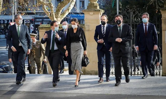 Queen Letizia wore a v-neck silk shirt by Sandro, and check wool skirt by Massimo Dutti. Mauska Rosario medium bag