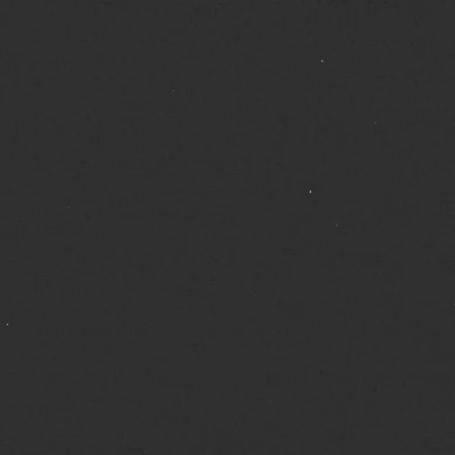 El 7 de diciembre, tras abrir la puerta circular de su telescopio, el DART de la NASA captó esta imagen de una docena de estrellas cerca de la intersección de las constelaciones de Perseo, Aries y Tauro. Crédito: NASA/Johns Hopkins APL
