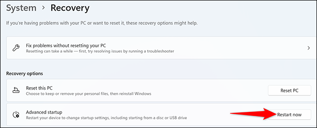 انقر على "إعادة التشغيل الآن" في شاشة "الاسترداد" في الإعدادات على Windows 11.