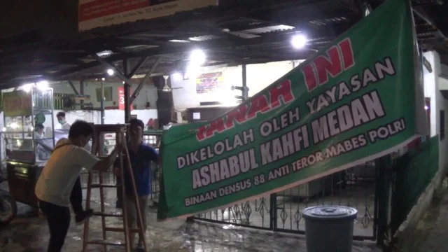 Heboh Spanduk Bertuliskan 'Yayasan Ashabul Kahfi Binaan Densus 88' di Medan