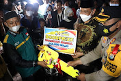 Doorprize Vaksin Massal di Pitumpanua, Kapolres Wajo Serahkan Hadiah Motor ke Pemenang