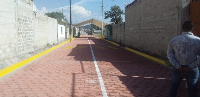 Zenon Badillo entrega adoquinamiento a vecinos de la cabecera municipal de Tochtepec