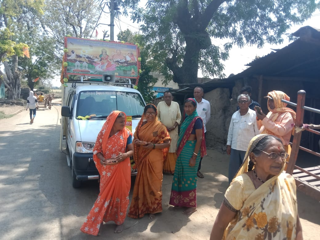 धन कलश यात्रा ग्राम नावथा पहुंची, ग्रामीण महिलाओ ने कलश की पूजा अर्चना की।