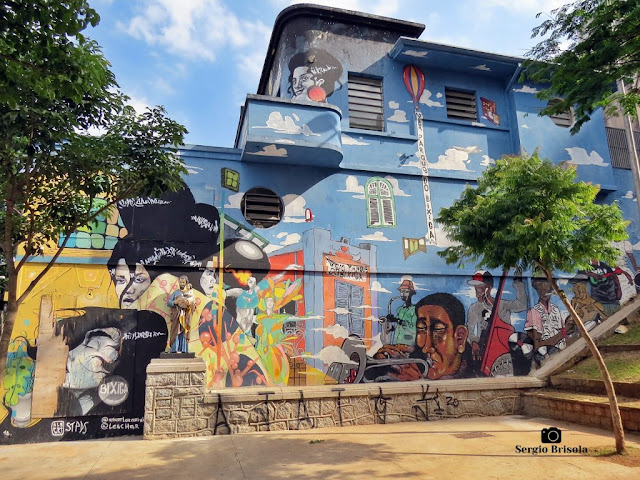 Vista ampla dos Grafites pintados na parede esquerda que ladeia a famosa Escadaria do Bixiga na Bela Vista