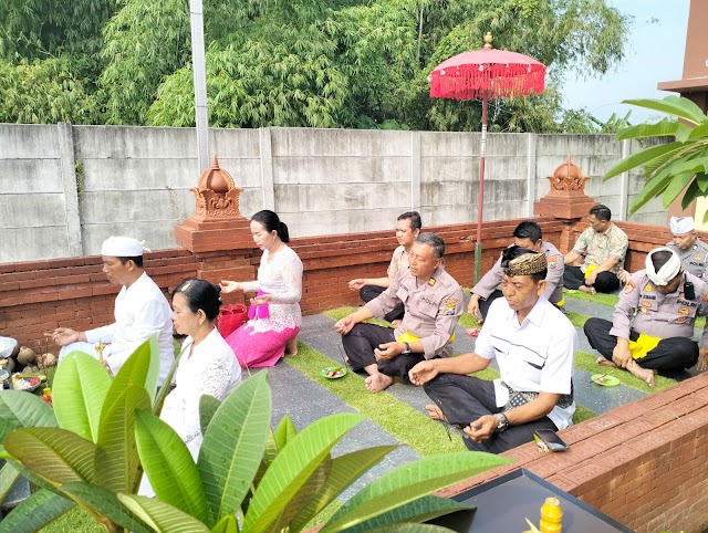 Ibadah Tumpek Wayang di Pura Kertha Bumi Bhayangkara