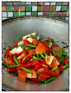 Pictures of the ingredients that Mummy put in when cooking sambal penyet. Looks like there are big peppers, hot chillies, garlic, shallots, tomatoes and belacan? All the ingredients are put in a large pan without grinding.