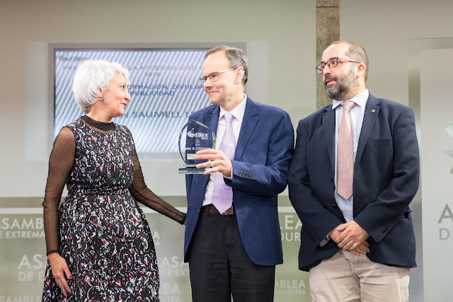 Hace entrega del premio Doña María Ángeles López Amado, Directora General de Arquitectura.  Recoge el premio Don Juan Saumell Lladó y acompañante.