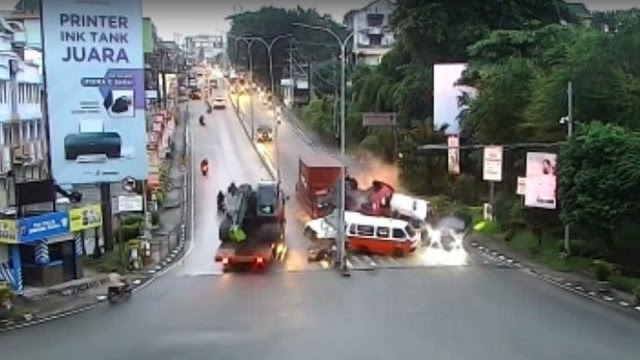 Truk Seruduk Kendaraan di Lampu Merah, Sejumlah Pengendara Bergelimpangan dan Tutup Usia