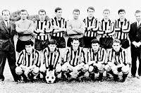 F. K. PARTIZAN DE BELGRADO. Temporada 1965-66. Popesku (maanger), Curkovic, Mihajlovic, Rasovic, Soskic, Pirmajer, Vasovic, Hasanagic y Gegoc (entrenador). Bajic, Kovacevic, Jusufi, Galic y Becejac. En esta temporada, el Partizan fue Subcampeón de Europa, siendo el primer equipo de Europa del Este que llegaba a una final europea. Aquí están posando en su estadio. REAL MADRID C. F. 2 FK PARTIZAN 1 Miércoles 11/05/1966, 19:30 horas. XI Copa de Europa, final. Bruselas, Bélgica, estadio Heysel: 46.745 espectadores. GOLES: 0-1: 55’, Vasovic. 1-1: 70’, Amancio. 2-1: 76’, Serena.