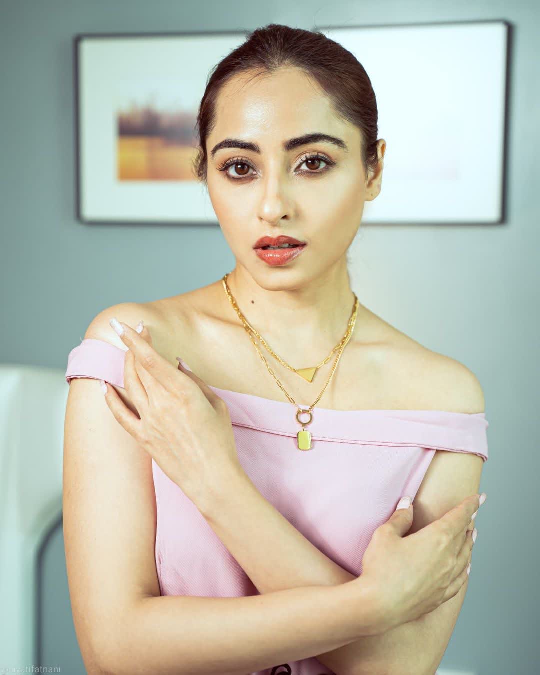 Niyati Fatnani HD Photos