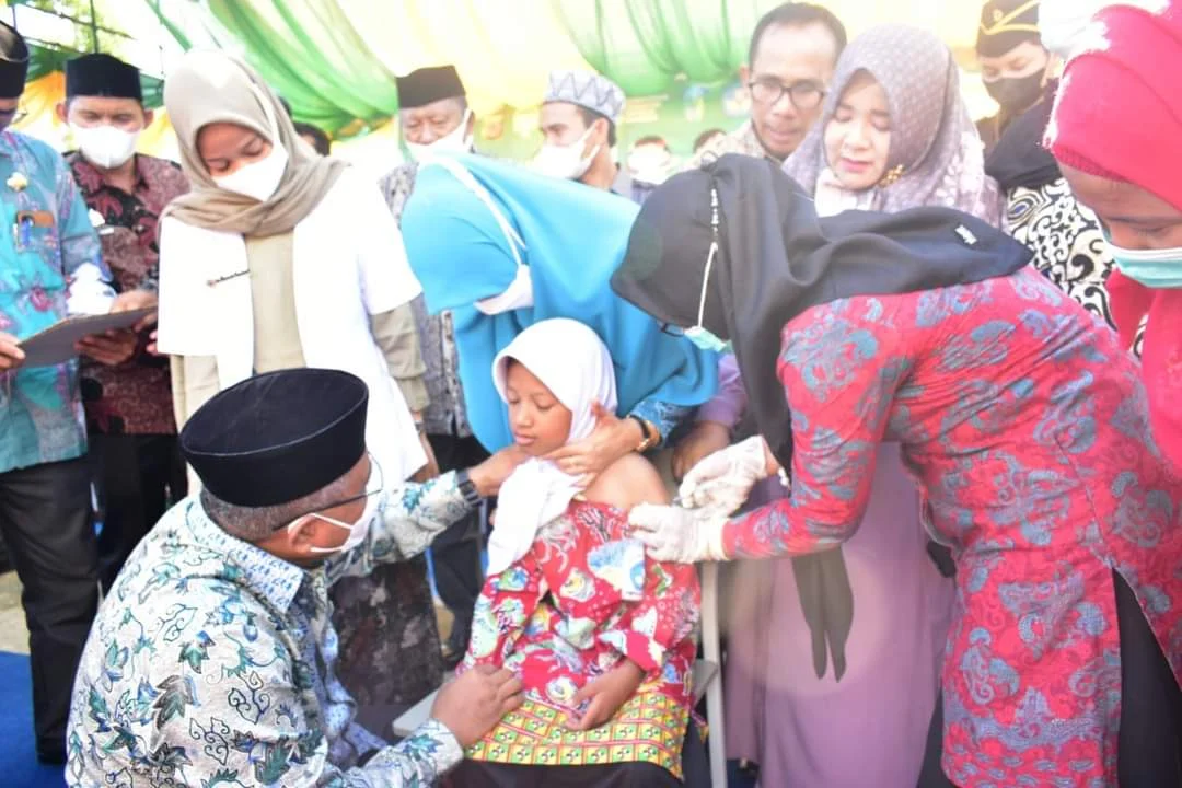 Bupati Simeulue Launching Imunisasi Anak 6-11 Tahun di SDN 4 Simeulue Timur