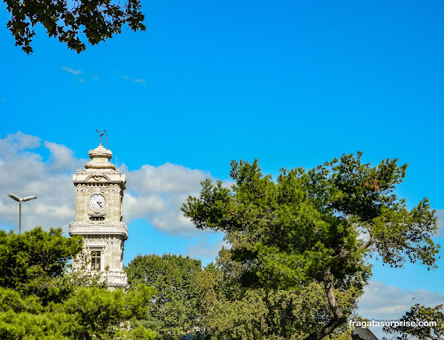 Torre do relógio nos jardins do Palácio de Dolmabahçe