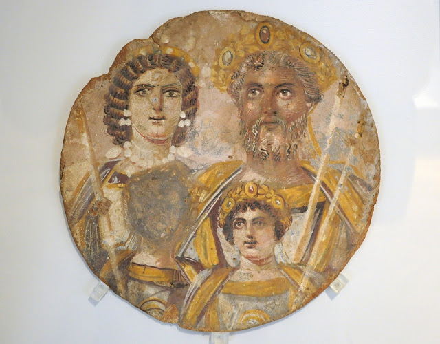 Император Септимий Север в кругу семьи, медальон начала III в. Судьба императорского семейства сложилась несчастливо. После смерти отца старший брат Каракалла (справа) убил младшего Гету (слева)