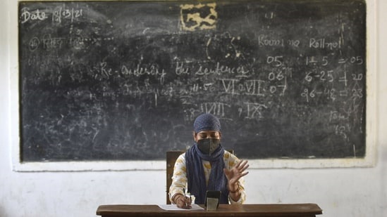 Gujarat govt to recruit 3,300 teachers