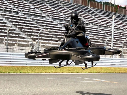 Desenvolvedor de drones mostra a sua hoverbike em Shizuoka.
