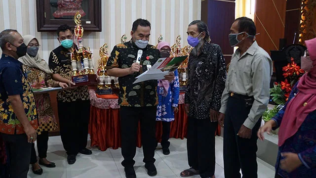 Bupati Blora H Arief Rohman SIP MSi bersama para pemenang lomba KRENOVA Kreativitas dan Inovasi Blora 2021 kategori UMUM