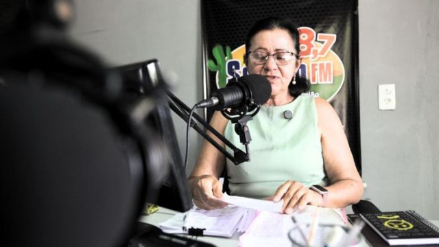 Mulher em estúdio de rádio