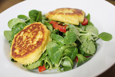 Vegetarisch: Kartoffelplätzchen mit Feldsalat