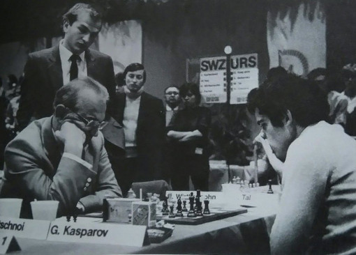Kortchnoi face à Kasparov aux Olympiades d'échecs de Lugano en Suisse en 1982, Karpov et Beliavsky regardant la partie