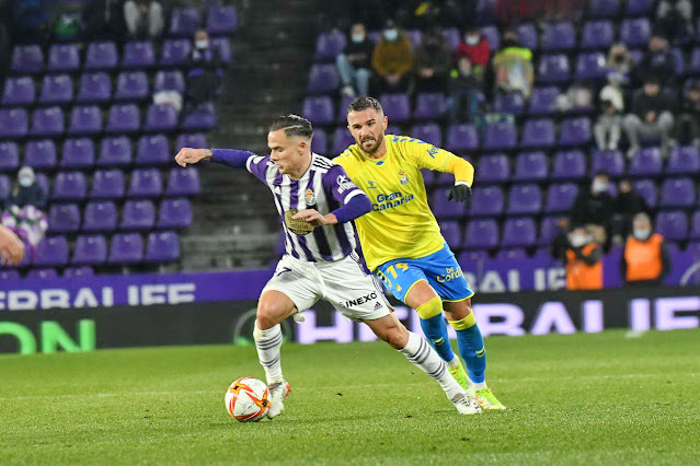 Roque Mesa, que volvió a completar un partido espectacular, se escapa de Sadiku. REAL VALLADOLID 3 U. D. LAS PALMAS 1. Miércoles 15/12/2021: 20:00 horas. Copa del Rey, 2ª eliminatoria a partido único. Valladolid, estadio José Zorrilla