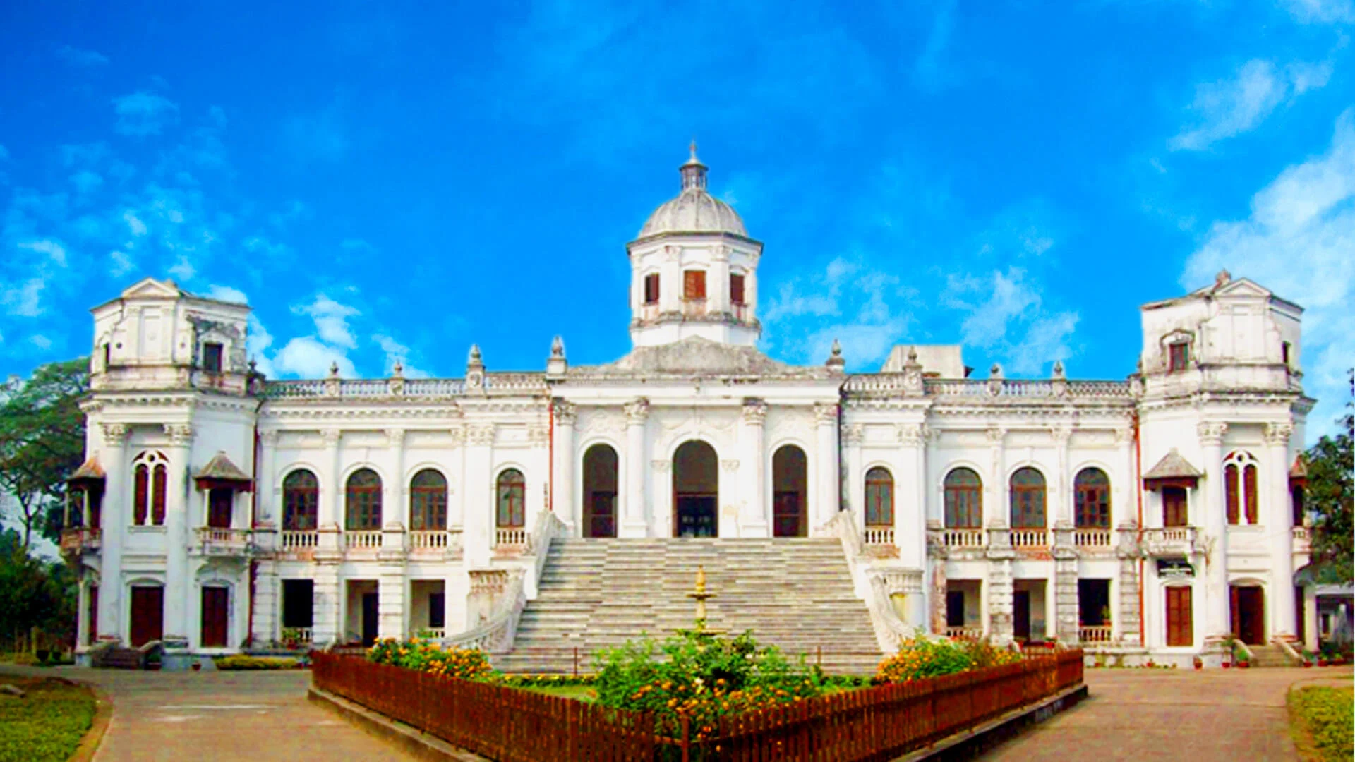 tajhat-jamidar-bari; jamidar-bari; tajhat; ist of zamindar bari in bangladesh; jamidar bari near dhaka; rangpur jamidar bari;