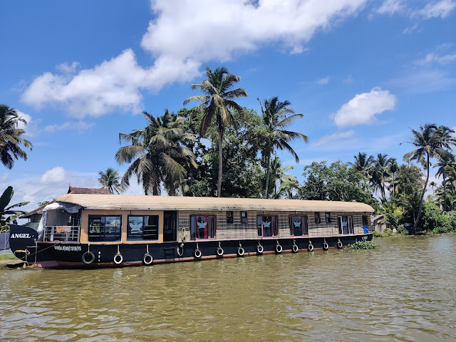 must visit places in kerala houseboat