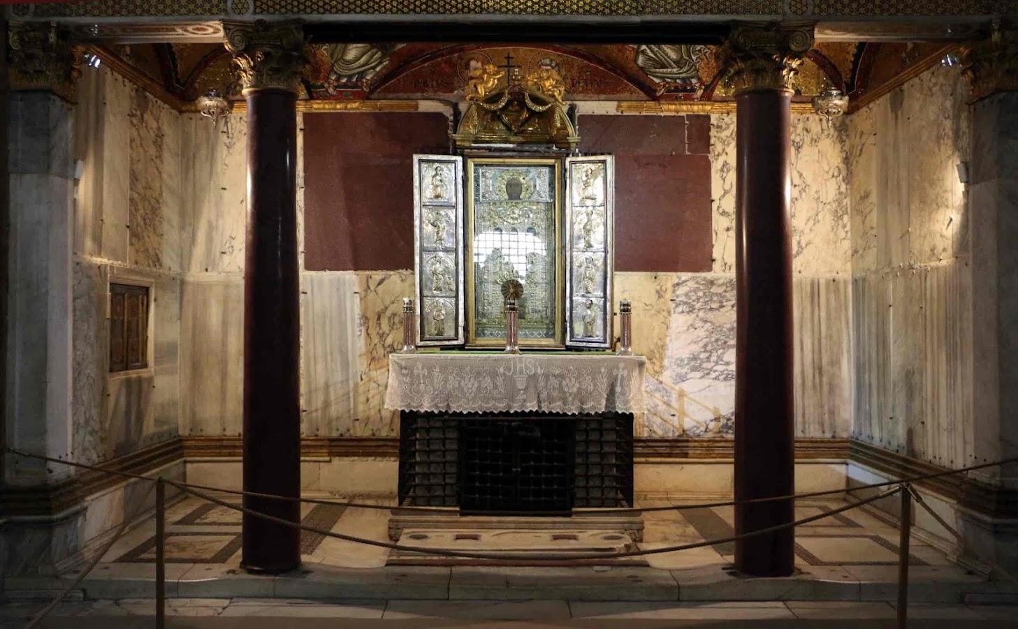 Asiento en el que Jesús se recostó para comer la Pascua