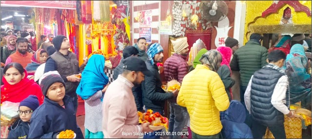 Jaunpur : ​नव वर्ष के पहले दिन चौकियां धाम में भक्तों का उमड़ा सैलाब