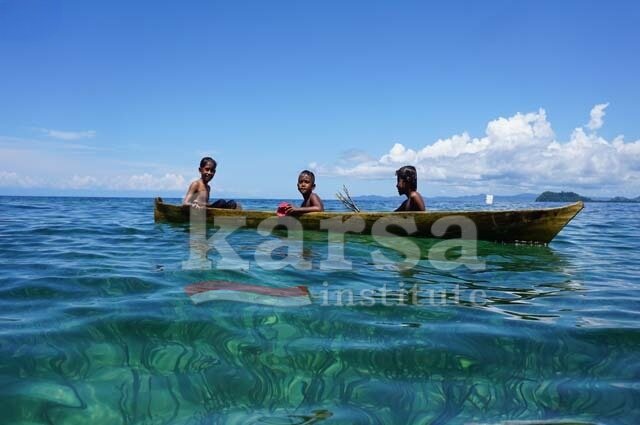 Anak Desa Kabalutan di atas Perahu