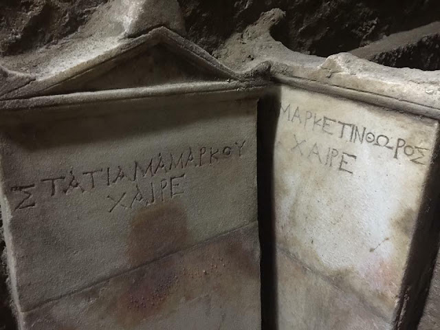 Λεπτομέρεια επιτύμβιας στήλης στην υπόγεια νεκρόπολη της Σανιτά, στη Νάπολη [Credit: Facebook/ Napoli, storia, cultura e arte]