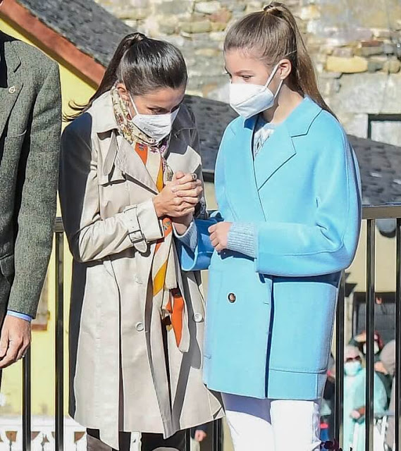 Princess Leonor and Infanta Sofia. Hugo Boss trench coat, Springfield tweed jacket, Massimo Dutti blue wool cashmere coat