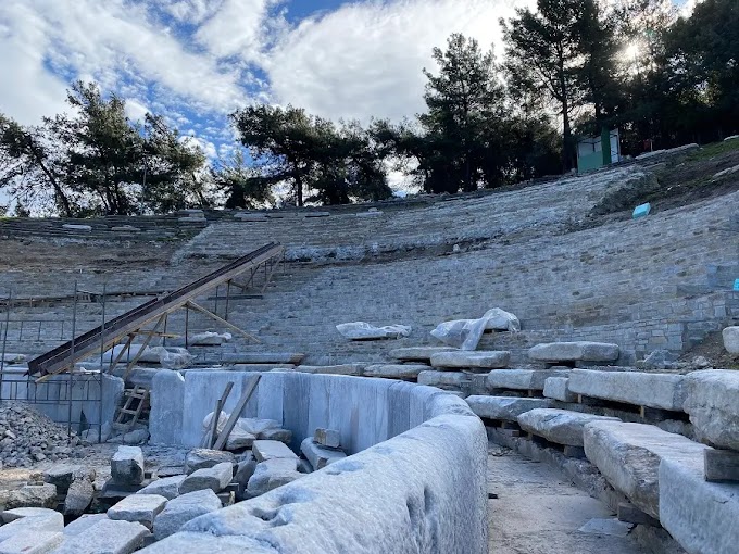 Θάσος: Το αρχαίο θέατρο αναστηλώνεται με το φημισμένο ανά τον κόσμο πάλλευκο μάρμαρο από τα λατομεία του νησιού